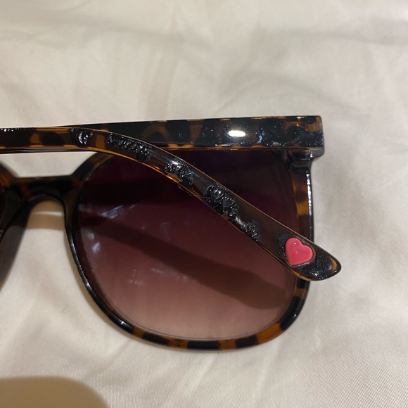 Betsey Johnson Square Sunglasses Tortoise Shell - Picture 4 of 4